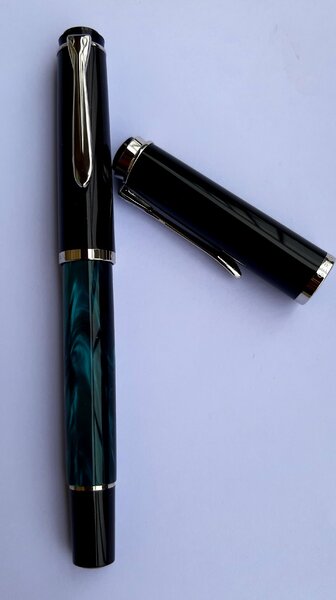 Pelikan M205 Petrol Marbled 02.jpg