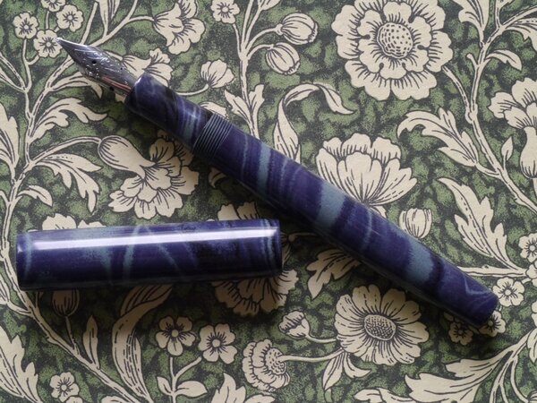 P1200324-3 Newton Orville blue-grey ebonite.jpg