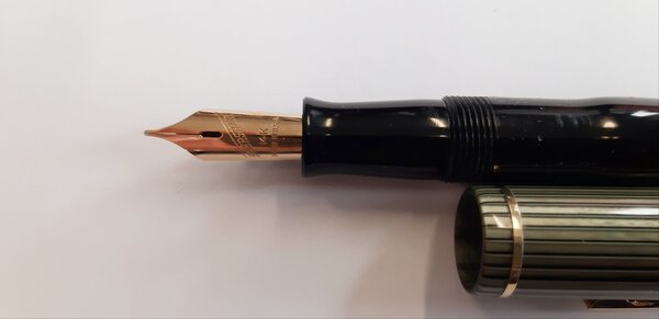 Eversharp Skyline black with green cap 03.jpg