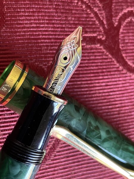 Pelikan M600 Green O' Green 3.jpg