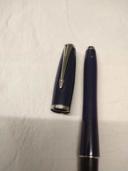 Parker Urban in ‘Navy Blue’ lacquer - scuff mark where lacquer has been worn away by ‘posting’ the cap.jpeg