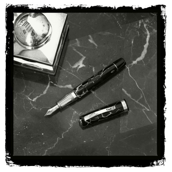 Omas Grand Paragon Wild su marmo B&W (2).jpg