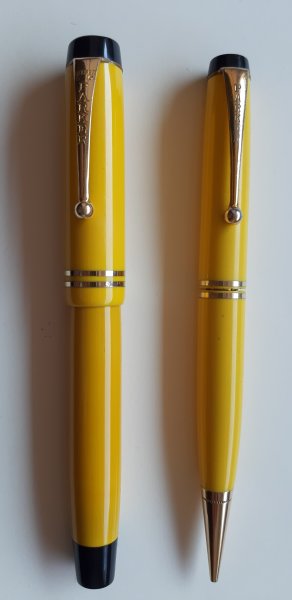 Parker Duofold Streamlined Junior Long - Mandarin Yellow.jpg