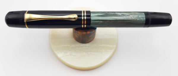 Pelikan 100N Grün marmoriert_01.jpg