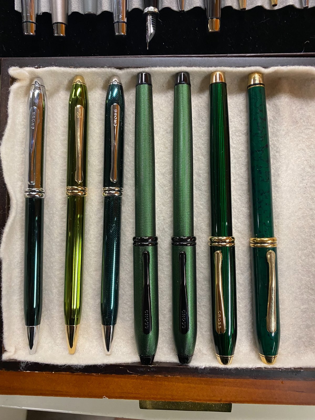 Sheaffer Legacy Heritage Green Lacquer Brushed 22K Gold Trim Fountain Pen  Medium Nib